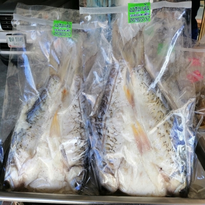 ปลาส้มตัวแม่ชมกลิ่น